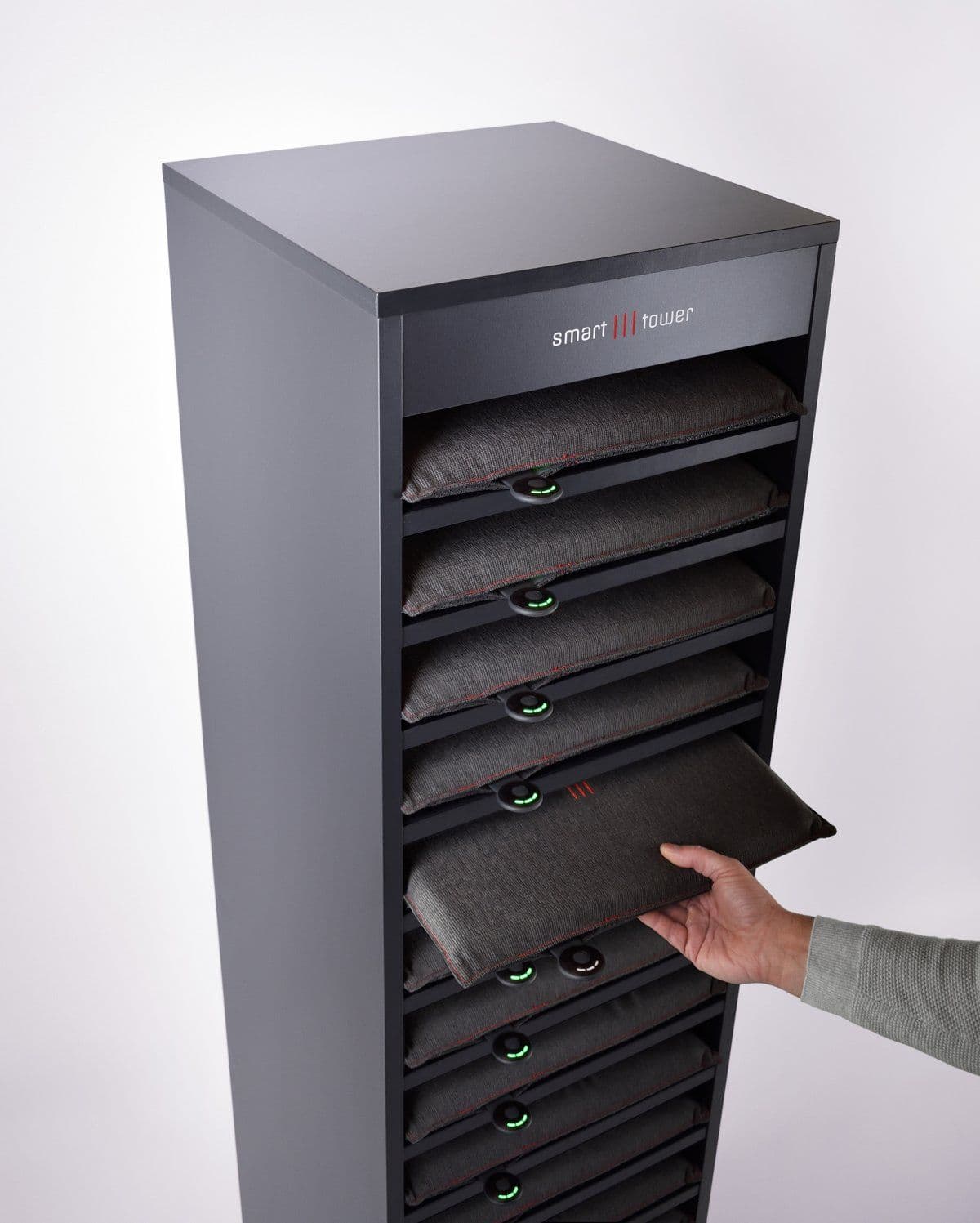 heatme Smart Ladeturm — Kissen wird zur Nutzung entnommen